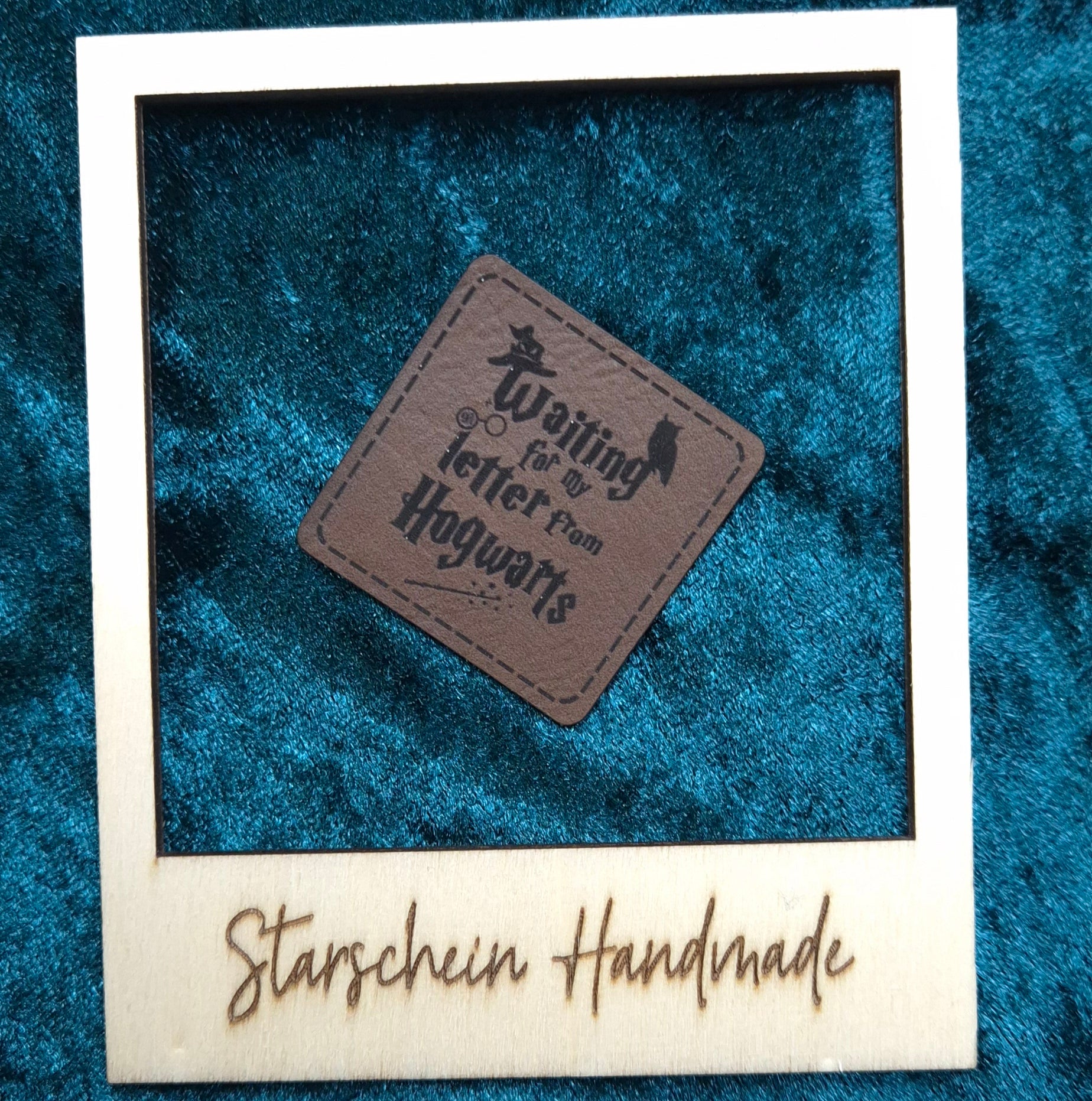 Kunstlederlabel waiting for letter